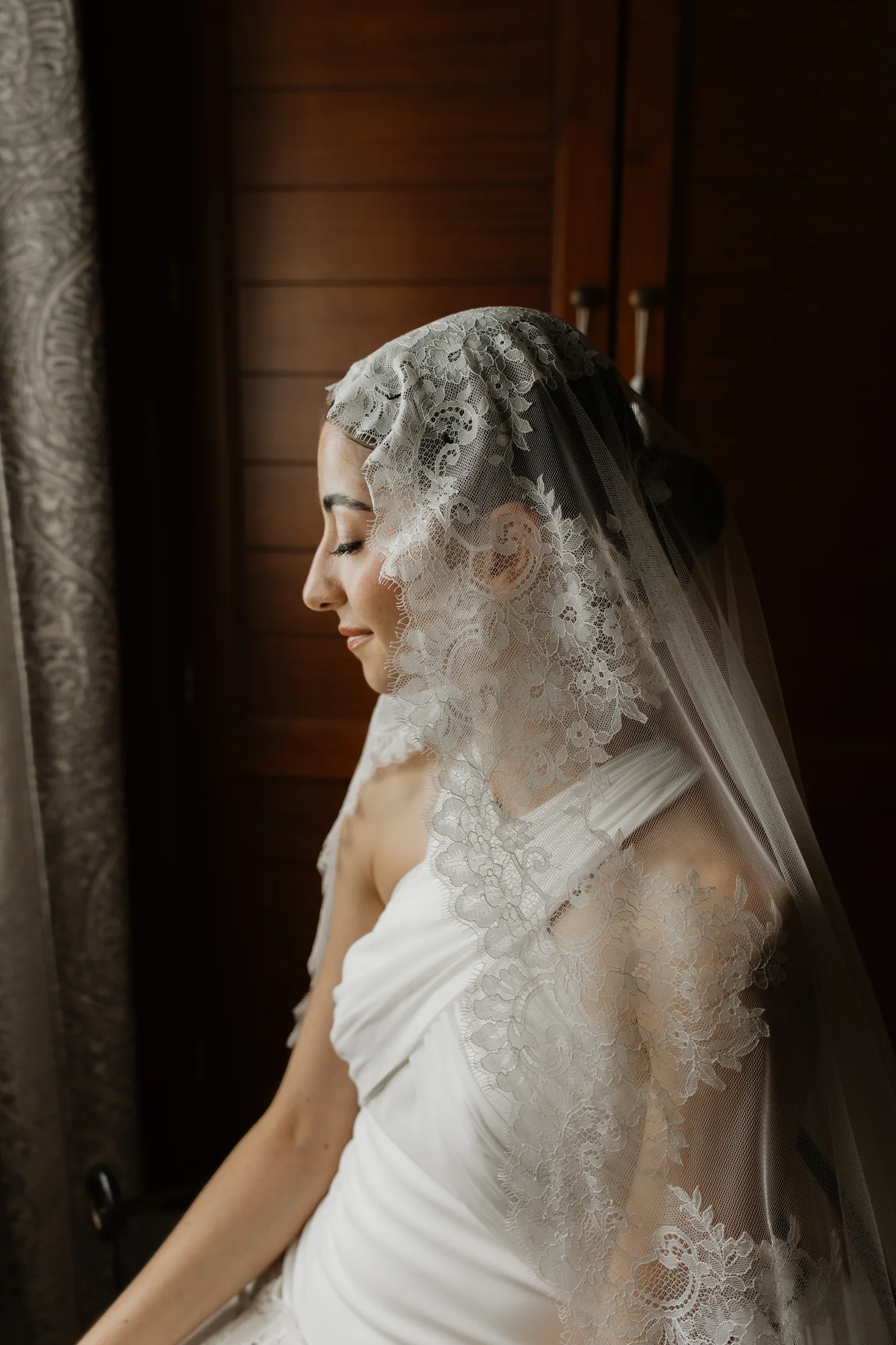 Retrato vertical de novia con mantilla en Sevilla